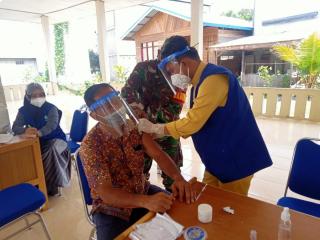 Sertu Anthon Subakti Dampingi Penyuntikan Vaksin Covid-19 Terhadap Guru dan Lansia di Desa 