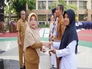 Pj Sekda Kampar Usai Apel Gabungan, Serahkan SK Kenaikan Pangkat ASN