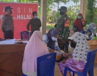 TNI POLRI Pantau Vaksinasi Ke Warga