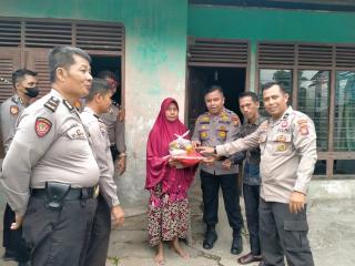 Jumat Rahmat, Kapolsek Kampar Berbagi Sembako di Wilayah Hukumnya