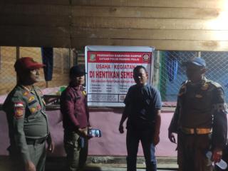 Diduga Tempat Prostitusi, SatPol PP Kampar Segel Warung Remang - Remang di Desa Suka Mulya