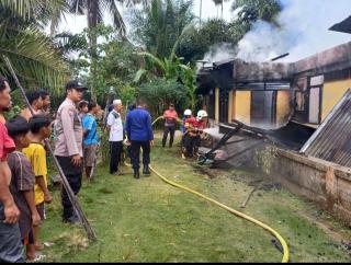Respon Cepat Polsek Rambah Tangani Kebakaran Rumah Warga di Bangun Purba