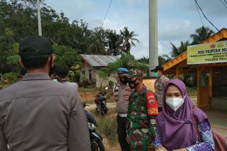 Dukung Penerapan PPKM Mikro, Babinsa Bagikan Masker