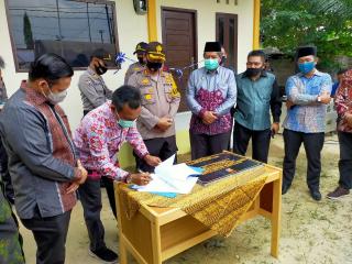 Bupati Siak Resmikan Rukan Bhabinkamtibmas Kelurahan Perawang Dengan Ikuti Protokol Kesehatan