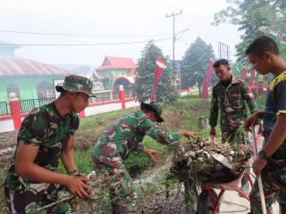 Satgas TMMD Ke-115 Kodim 0313/KPR Bersama Warga Bersihkan Lingkungan Mushalla Al Qodir