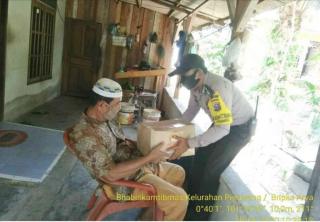 Bhabinkamtibmas Polsek Tualang Laksanakan Penyerahan Bantuan Dari Polda Riau Ke Rumah Warga