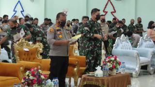 Tetap Mematuhi Prokes, Prajurit TNI dan Polri di Kabupaten Kampar Rayakan Natal Secara Sederhana 