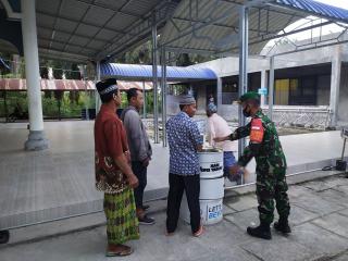 Babinsa Koramil 16/Tapung Ajak Warga Budayakan Mencuci Tangan, Sebelum Masuk Masjid