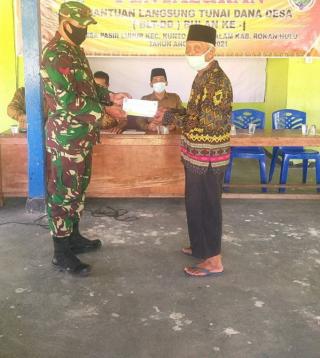 Koptu Yuliarno Babinsa Koramil 10/KDS Pantau Penyaluran BLT