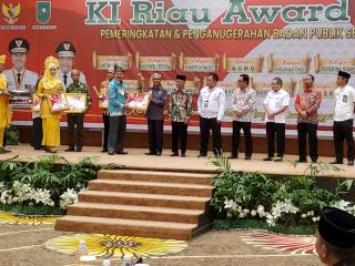 Peroleh Peringkat Informatif, KPU Riau Terima Penghargaan KI Award 2022