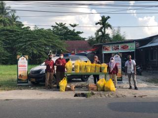 Ditreskrimum Polda Riau Berbagi Takjil Kepada Pengguna Jalan
