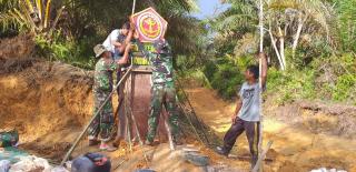 Anggota Satgas TMMD ke-110 Kodim 0313/KPR Bangun Tugu Prasasti