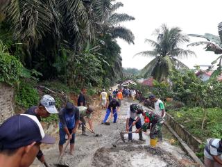 Babinsa Koramil 16/Tapung Melaksanakan Goro Semenisasi Jalan 