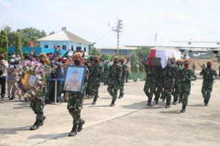 Pesawat TNI AU Bawa Jenazah Pelda Anumerta Rama Wahyudi Tiba di Lanud Roemin Nurjadin