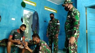 Tim Kesehatan Satgas TMMD Ke-110 Periksa Kesehatan Bagi Anggota Satgas di Sasaran