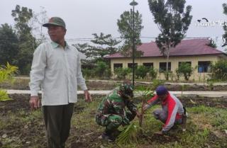 Peduli Lingkungan Babinsa Bersama Masyarakat Desa Bangun Jaya Laksanakan Penanaman Pohon