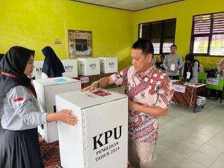 Pj Bupati Kampar Bersama Istri, Gunakan Hak Suara Pada Pilkada Serentak 2024