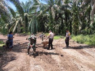 Warga Dan Satgas TMMD ke-110 Kodim 0313 KPR Semangat Ratakan Jalan Didesa Ujung Batu Timur 