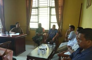 Babinsa Koramil 04/Pkl Kuras Komsos Bersama Perangkat Desa Dukung TMMD Ke 110 Kodim 0313/Kpr