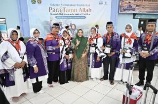 Bupati Bengkalis Lepas 174 JCH Dari Asrama Haji Embarkasi Batam Menuju Madinah