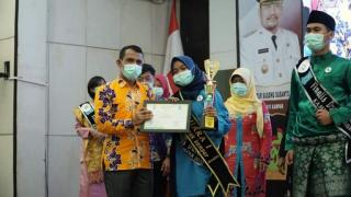 DPPKBP3A Kampar Pasangkan Selempang Juara Duta Anak Kampar