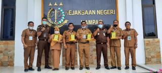 Kejari Kampar Beri Cendera Mata Kepada Kepsek, Pada Kegiatan Jaksa Masuk Sekolah