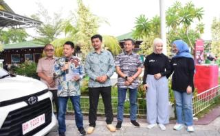 Pj Bupati Kampar Didampingi Plt Kadis DPMPTSP Terima Bantuan 1 Unit Mobil CSR Dari PT Agung Toyota