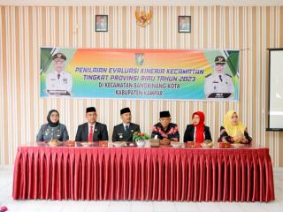 Pj Bupati Kampar Firdaus Dampingi Tim Penilaian Evaluasi Kinerja Kecamatan Riau