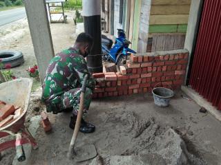 Babinsa Koramil 12/XIII Koto Kampar Gotong Royong Bantu Bangun Rumah Warga 