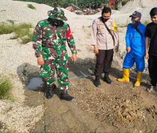 Pekerja Temukan Garanat, Babinsa Bersama Bhabinkamtibmas Lakukan PengamananÂ Â Â 