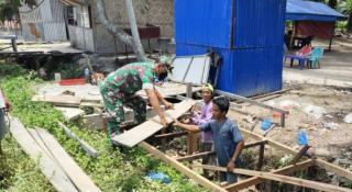 Babinsa Bantu Warga Perbaiki Drainase dan Goro Parit