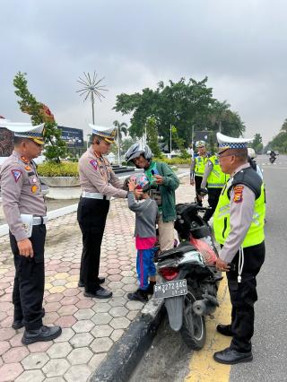 Dirlantas Polda Riau Bagikan Helm Gratis dan Ajak Pengendara Jadi Pelopor Keselamatan