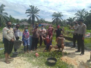 Panen Ikan Di Kolam Polsek Koto Gasib, Warga Mendapat Berkah