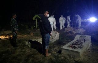 Dampingi Pemakaman Covid-19, Babinsa Himbau Warga Patuhi Prokes
