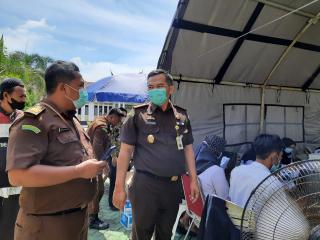 Warga Antusias Ikuti Vaksinasi Massal Covid-19 di Kejari Kampar