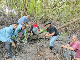 Tim Pengabdian FISIP Universitas Riau lakukan Penanaman 5000 Bibit Bakau di Bandar Bakau Dumai