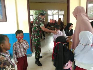 Babinsa Koramil 03/Bunut dan Dampingi Vaksinasi Anak Usia 6-11 Tahun