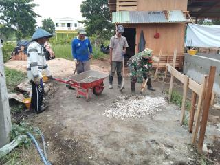 Bantu Warga Bangun Pondasi Masjid, Wujud Kemanunggalan Babinsa Koramil 07/Kampar Dengan Masyarakat