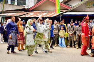 Pj Bupati Kampar Ikuti Pawai Bersama Peserta Lainnya Pada MTQ Ke 41 Riau