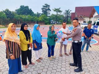 Personel Polres Siak Sosialisasi Kepada Masyarakat Terkait Pemilu Damai dan Bagikan Brosur Anti Hoax