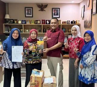 Dinas Perpustakaan dan Kearsipan Provinsi Riau Serahkan 60 Buku untuk Perpustakaan LPasian