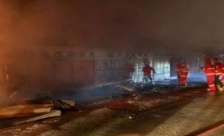 5 Kios Hangus Terbakar, Petugas Damkar dan Penyelamatan Kampar Berjibaku Padamkan Api