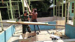 Atasi Kesulitan Warga Babinsa 09/Langgam Bantu Bongkar Rumah Bersama Warga di Wilayah Binaan