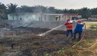 Petugas Dinas Damkar Kampar Berhasil Padamkan Api Pada Kebakaran Lahan di Desa Simalinyang