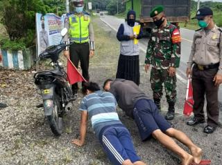 Langgar Protokol Kesehatan, Babinsa Koramil 09/Langgam Beri Sanksi Push Up 