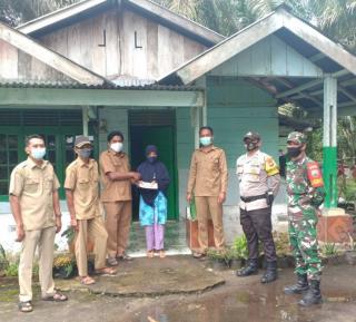 Babinsa Koramil 10/KDS Pantau Pembagian BLT DD di Desa Rawa Makmur