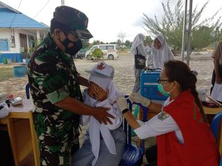 Babinsa Koramil 09/Langgam Pantau Pelaksanaan Vaksinasi di Sekolah