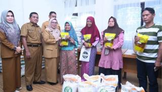 Bantuan Sembako Dari Bapanas Diserahkan Wabup Kampar di Desa Sawah