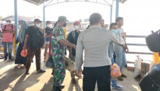 H-2 Lebaran, Babinsa Pantau Aktivitas Warga di Pelabuhan Penyalai