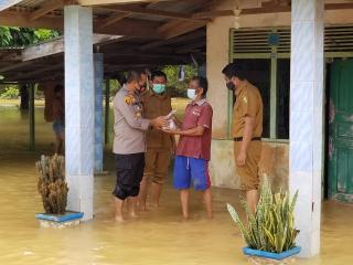 Polres Kuansing Kunjungi Masyarakat  Rambahan yang Terdampak Banjir